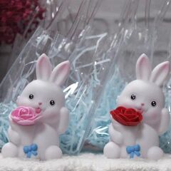 Işıklı Gül Tutan Tavşan Gece Lambası – 12 CM Sevimli Dekoratif LED Lamba