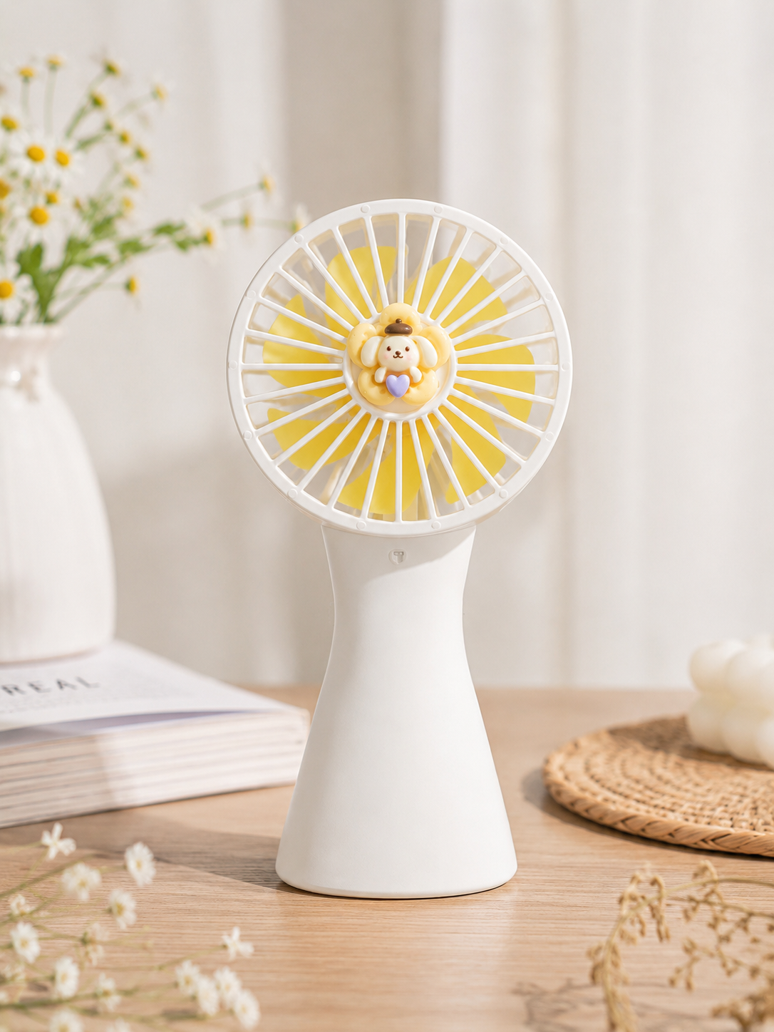 Toptan Sanrio Pompompurin Lisanslı Şarjlı Mini Vantilatör USB Taşınabilir Sessiz Masaüstü Fan Sarı Beyaz